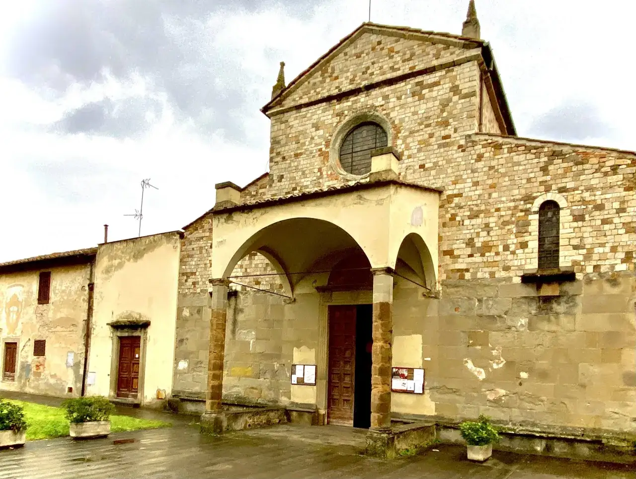 Chiesa romanica con portico ad archi. Un luogo da scoprire a Bagno a Ripoli, tra storia e arte.