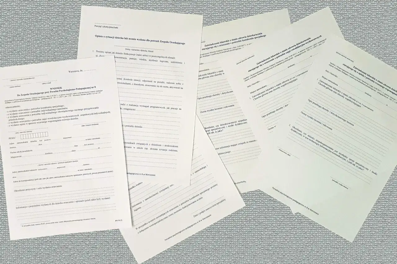 Rodzic wypełniający wniosek do poradni psychologiczno-pedagogicznej
