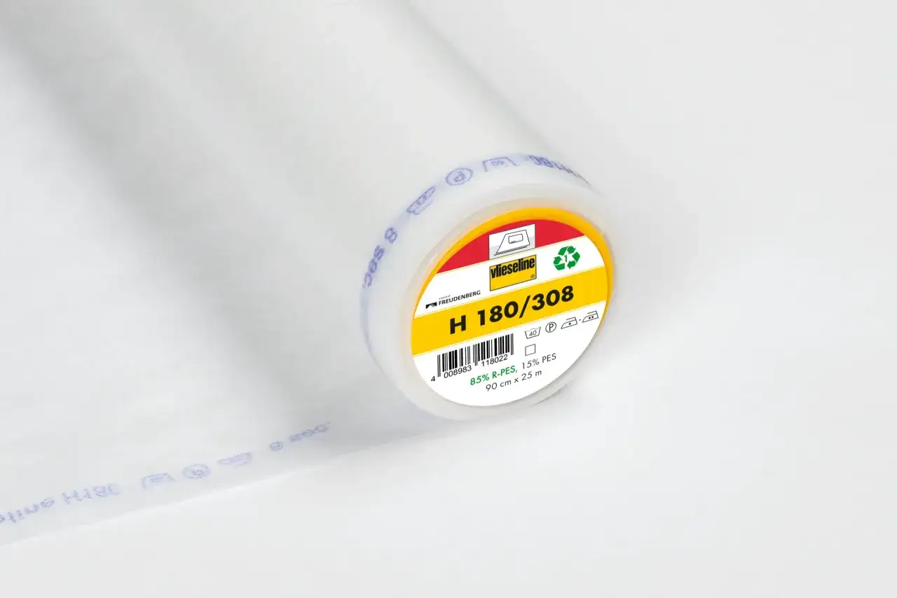 Rouleau de thermocollant Vlieseline H 180/308 pour entoiler un tissu. Idéal pour renforcer vos créations.