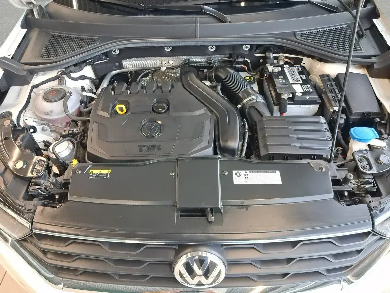 Silnik TSI w volkswagen t-roc używany. Czysty i zadbany, gotowy do jazdy.