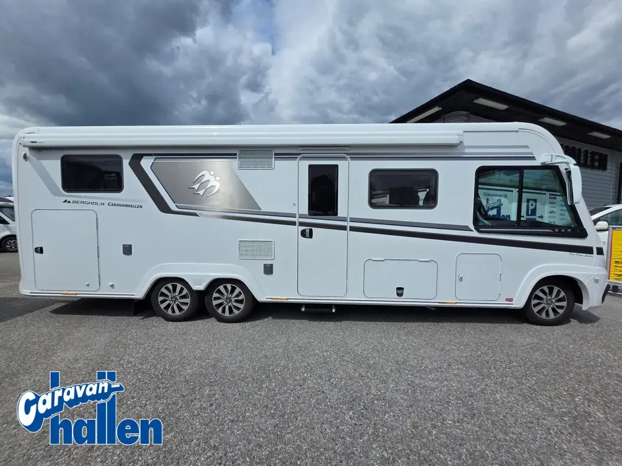 Vit husvagn med mörkgråa detaljer och logotyp. En av många tyska husvagnar som finns att köpa hos Caravan Hallen.