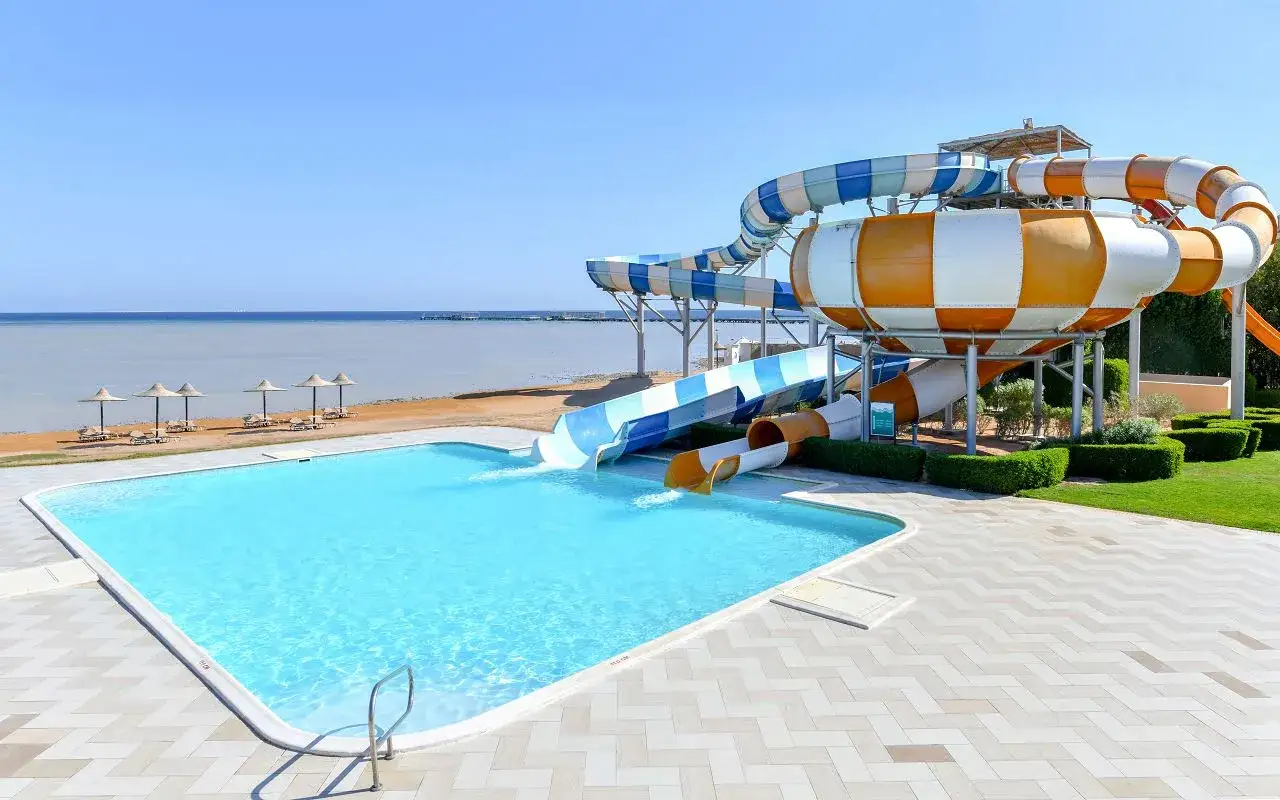 Basen i zjeżdżalnie wodne przy plaży. Wiele osób szuka jaz aquamarine opinie, by sprawdzić atrakcje tego miejsca.