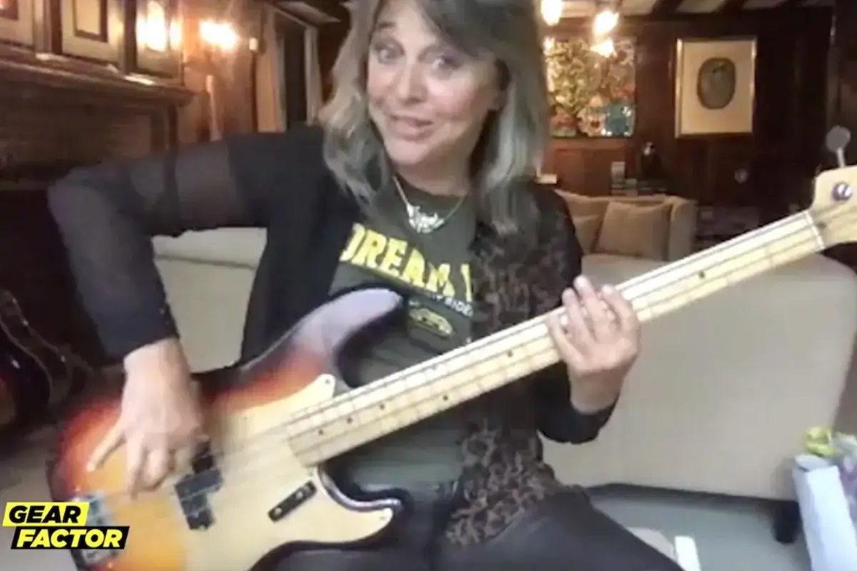 Suzi Quatro, die Rocklegende, spielt Bass. Sie ist 73 Jahre alt und immer noch voller Energie.