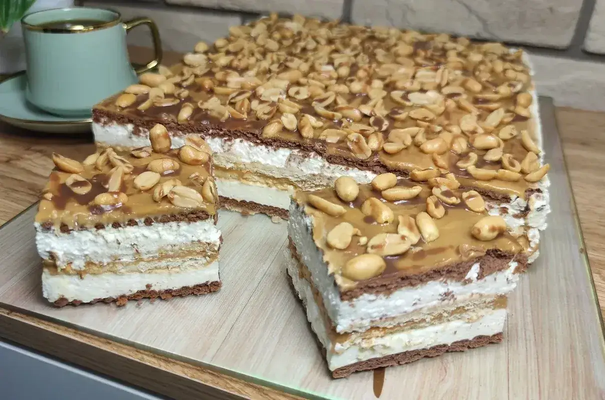 Pyszny snickers bez pieczenia, warstwowy deser z kremem, karmelem i orzeszkami ziemnymi. Idealny na każdą okazję.