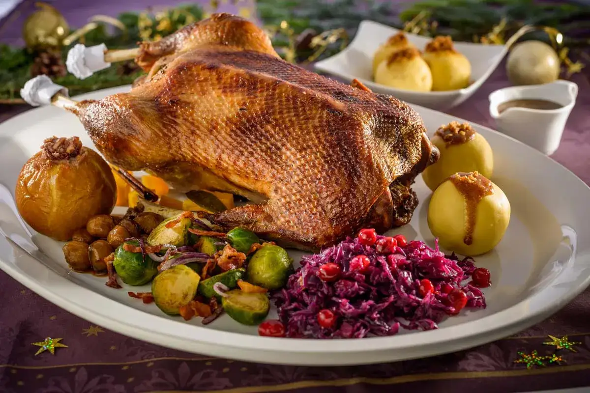 Goldbraune Gans mit Klößen, Rotkohl und Rosenkohl. Die Frage