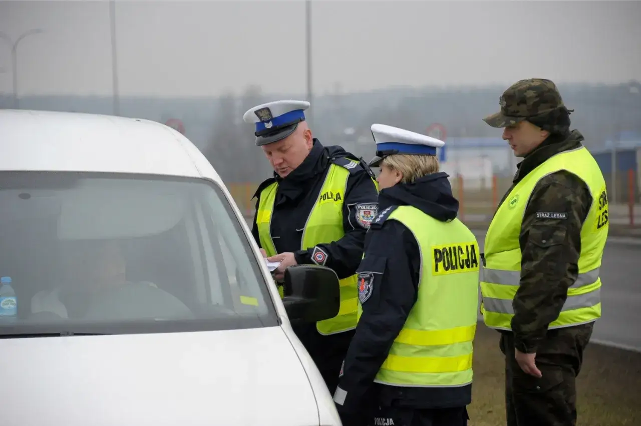 Policjanci przeprowadzają rutynową kontrolę trzeźwości podstawa prawna. Kierowca zatrzymany do kontroli.