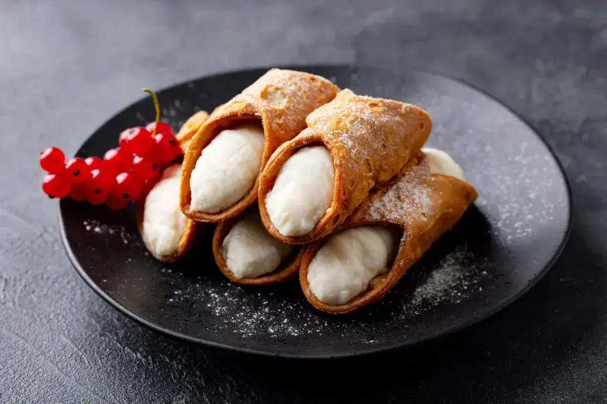 Cannoli ripieni di crema, perfetti per scoprire quale ricotta usare per dolci deliziosi.