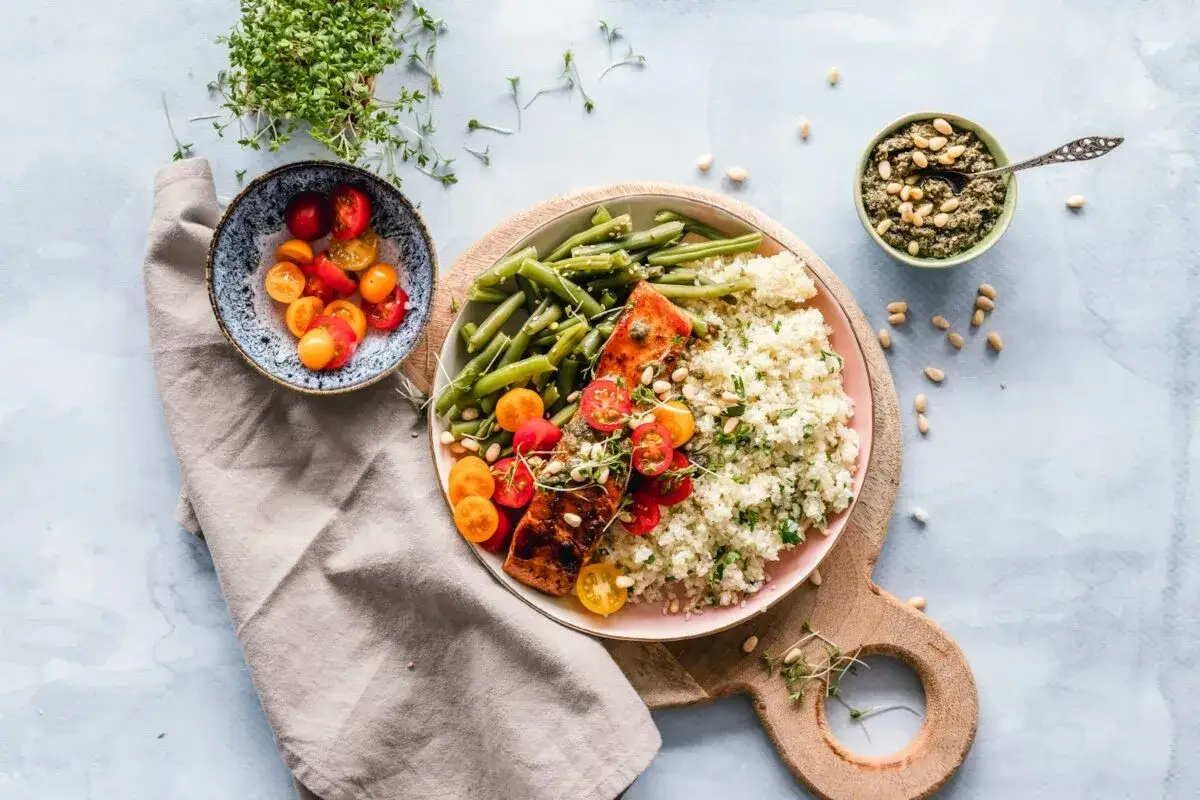 Gesunder Lachs mit Quinoa, gr&uuml;nen Bohnen und Tomaten. Ein Gericht, das sich gut in TCM Rezepte integrieren l&auml;sst.