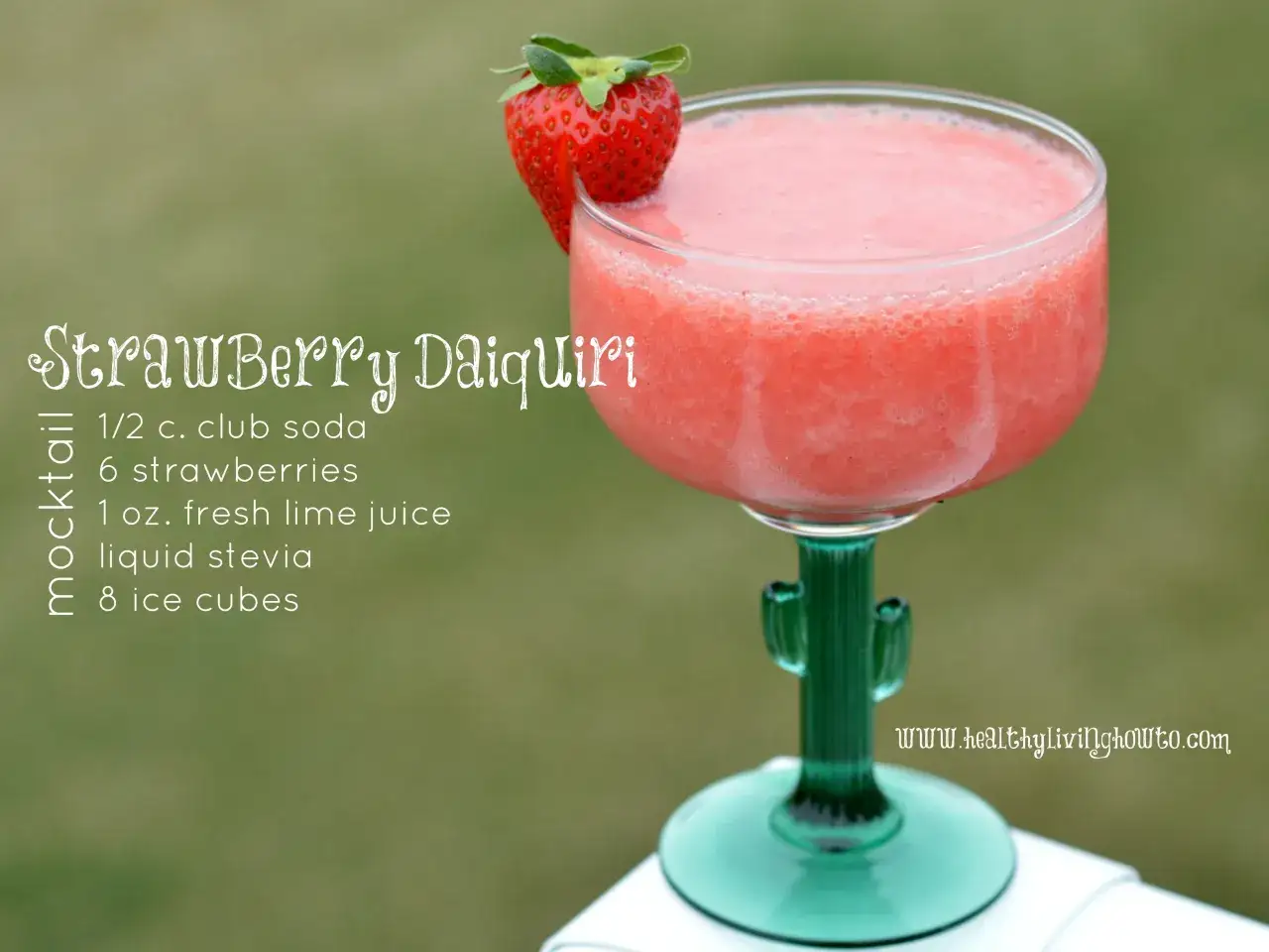En frostig strawberry daiquiri, garnerad med en f&auml;rsk jordgubbe, serveras i ett glas med en gr&ouml;n kaktusfot.