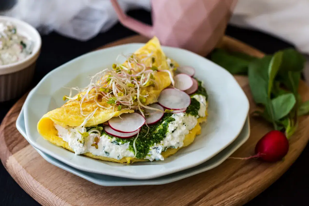Omlet z twarożkiem, rzodkiewką i kiełkami to idealna lekka kolacja na szybko.