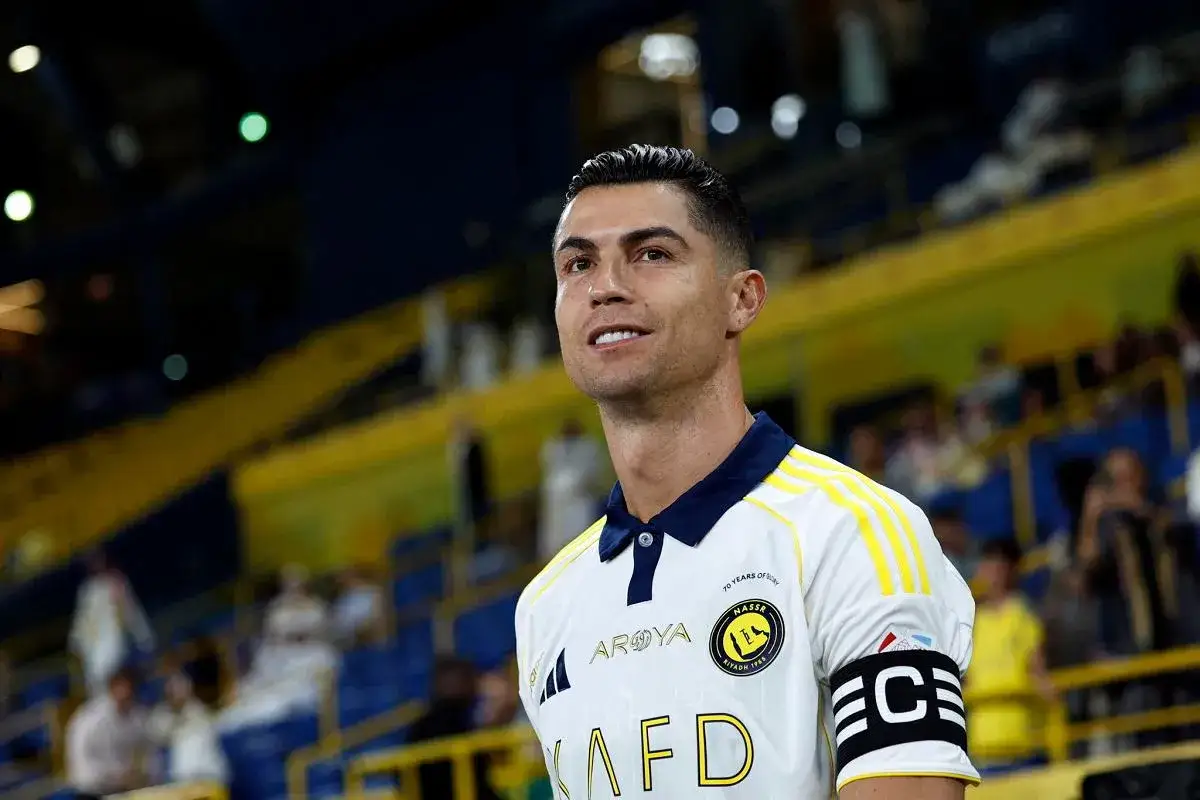 Cristiano Ronaldo w nowej koszulce Al Nassr, symbol jego głośnego transferu.