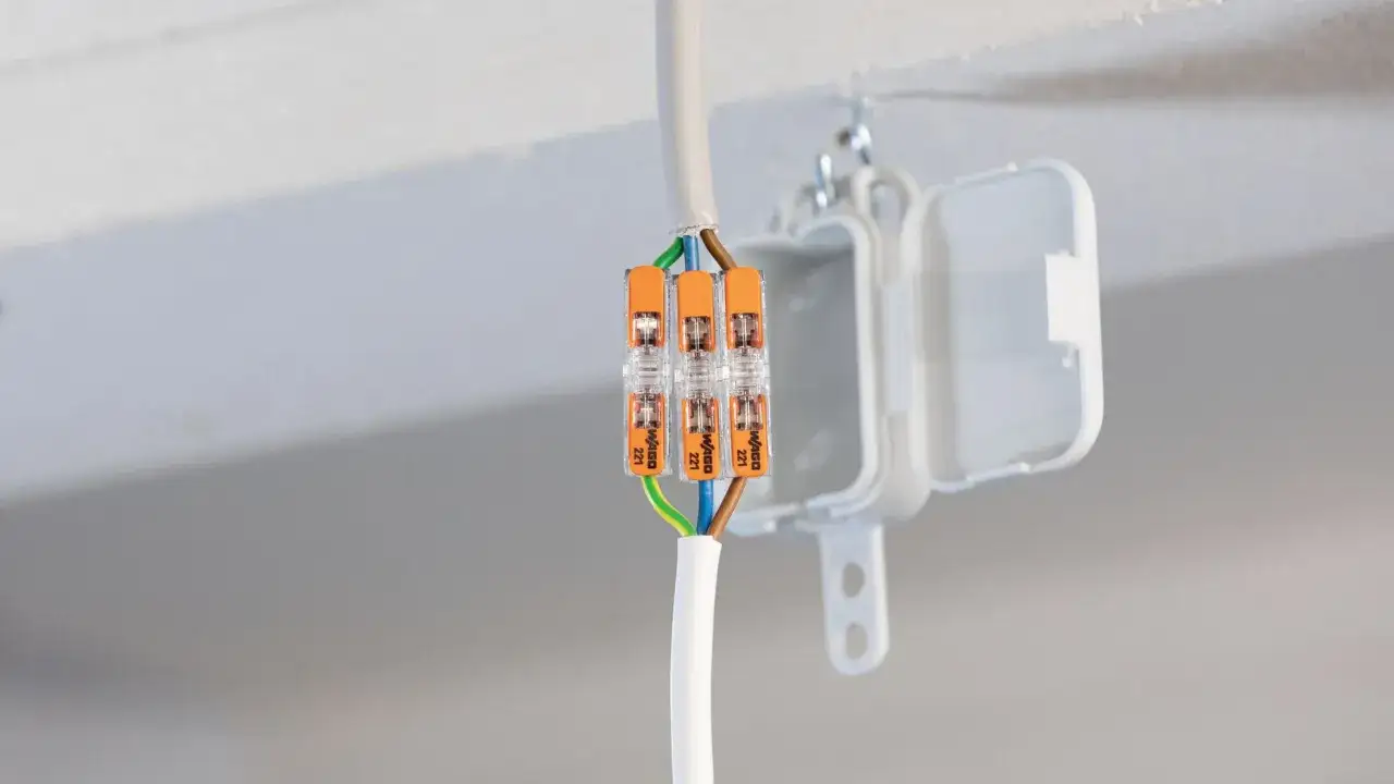 Szybkie łączenie puszek elektrycznych za pomocą złączek WAGO.
