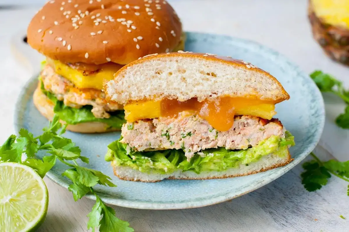 Dania główne z guacamole: tacos, burger, łosoś