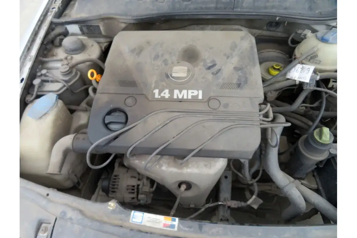 Silnik 1.4 MPI z Seat Cordoba, pokryty kurzem, widoczny w komorze silnika.
