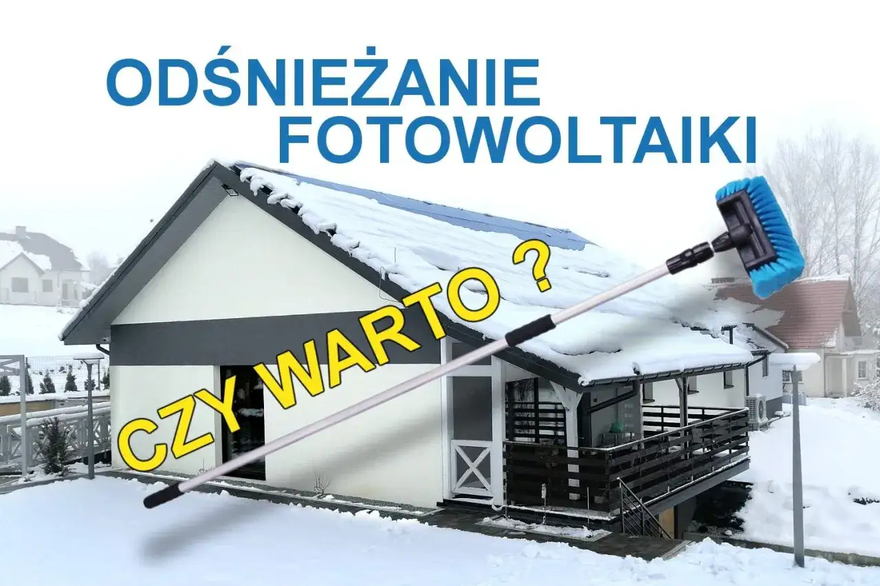 Jak odśnieżyć panele fotowoltaiczne? Na dachu domu leży śnieg, a obok szczotka do jego usuwania.