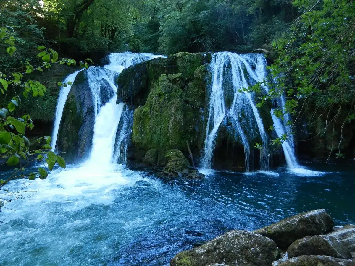 Cascade majestueuse &agrave; la source de la Loue, un spectacle naturel &agrave; d&eacute;couvrir lors d'un itin&eacute;raire.
