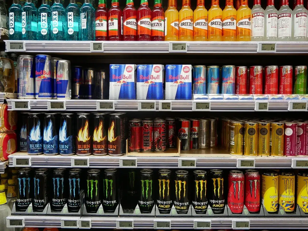Półki sklepowe uginają się od napojów energetycznych i alkoholi. To przykład, co to merchandising – jak produkty są eksponowane, by zachęcić do zakupu.