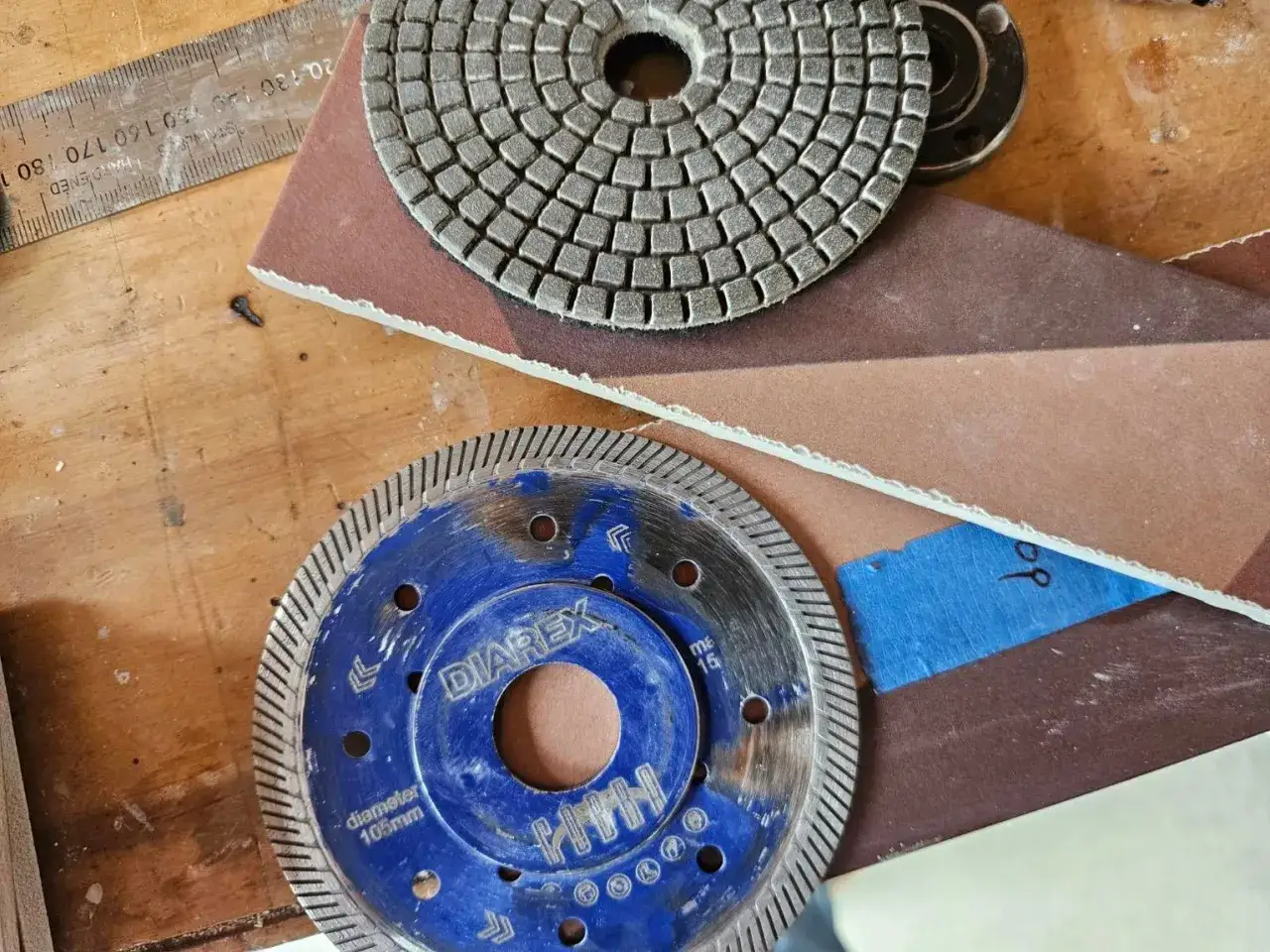 Disque de coupe pour couper carrelage, avec une meule diamant&eacute;e et une r&egrave;gle gradu&eacute;e.