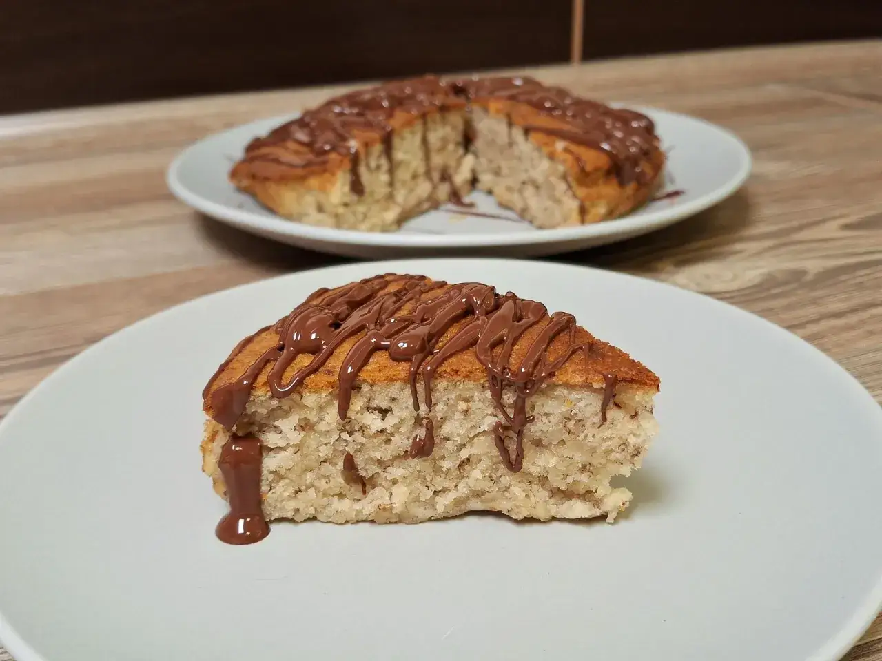 Pyszny chlebek bananowy z airfryera, polany czekoladą. Idealny na deser lub śniadanie.