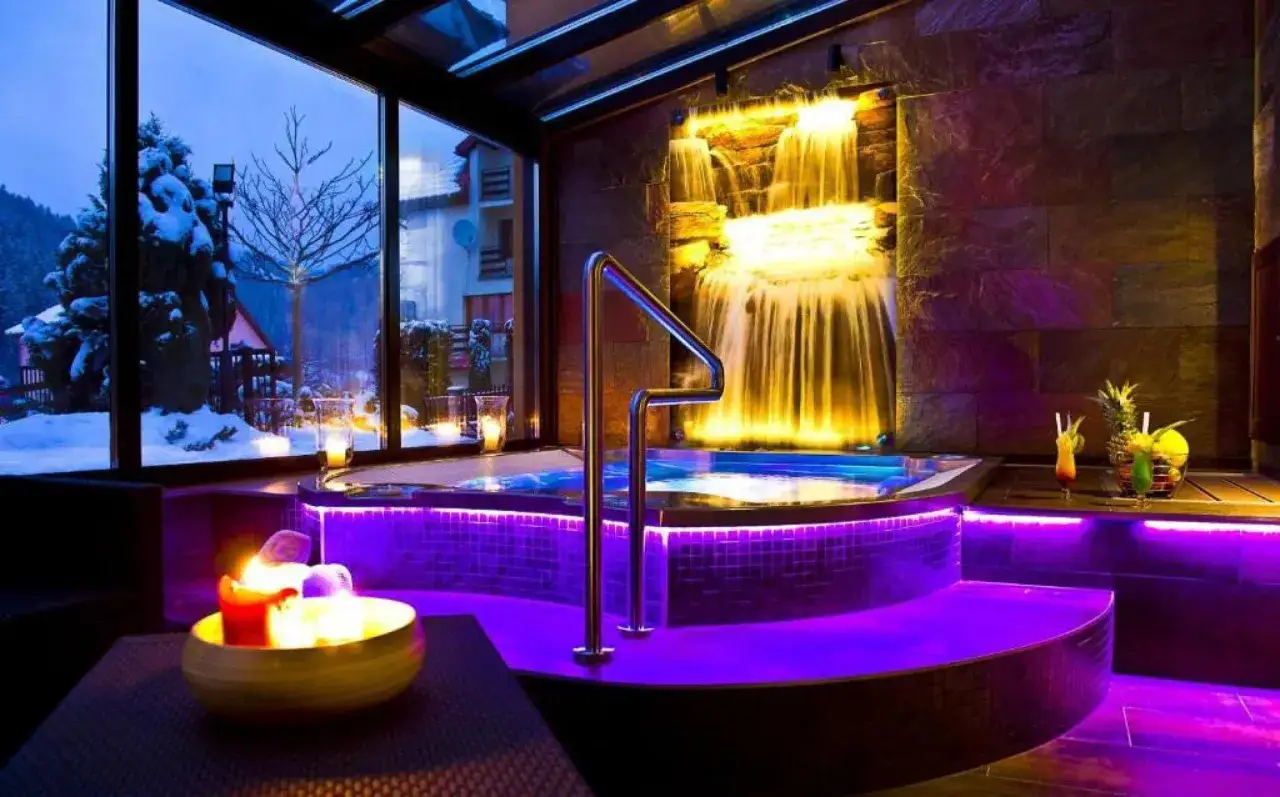 Idealne miejsce, gdzie na weekend we dwoje: jacuzzi z wodospadem, świece i drinki. Zimą za oknem śnieg, w środku relaks.