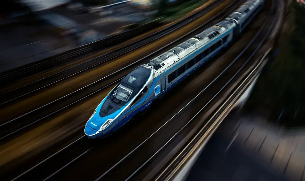 pociąg Pendolino na torach, nowoczesny pociąg PKP Intercity