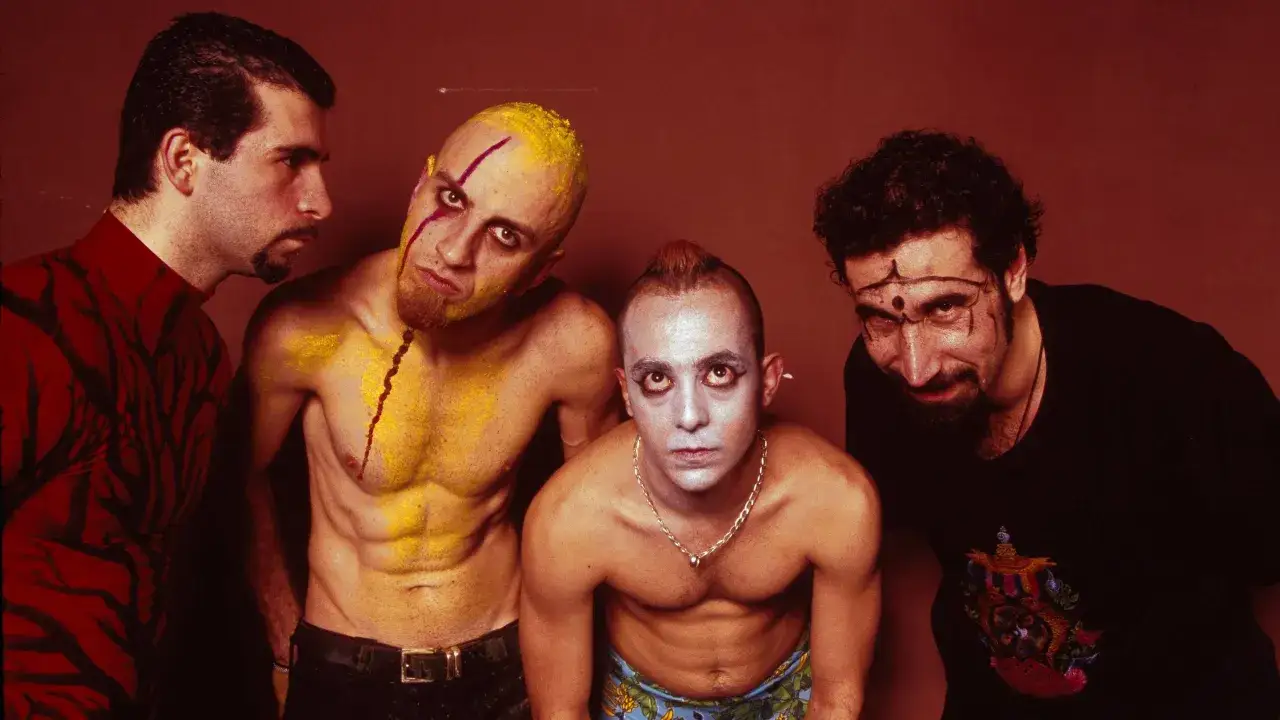 Członkowie System of a Down z makijażem. Ich utwory to mieszanka rocka i metalu.