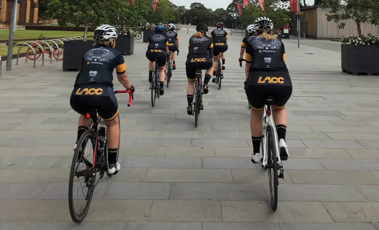 Cicliste in gruppo, un modo per capire come calcolare la velocità media: distanza percorsa diviso il tempo impiegato.