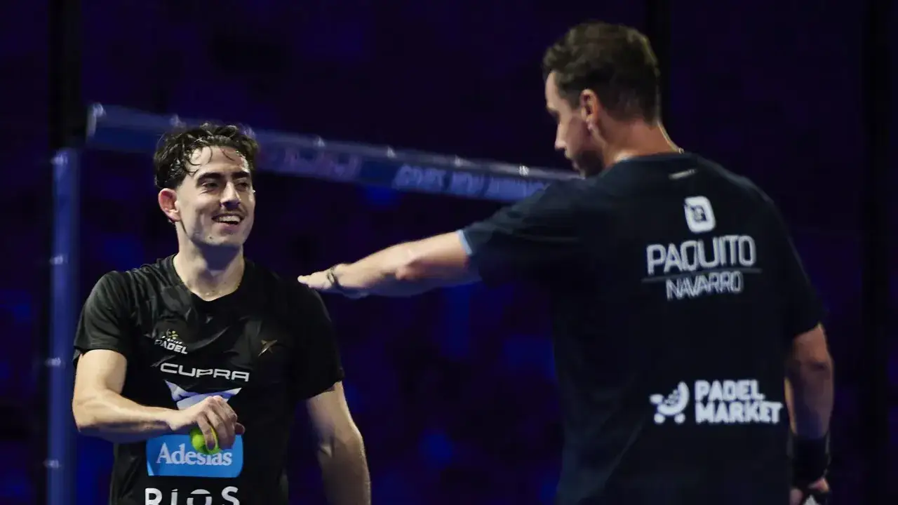 Due giocatori di padel si salutano. Uno, con la maglia con scritto