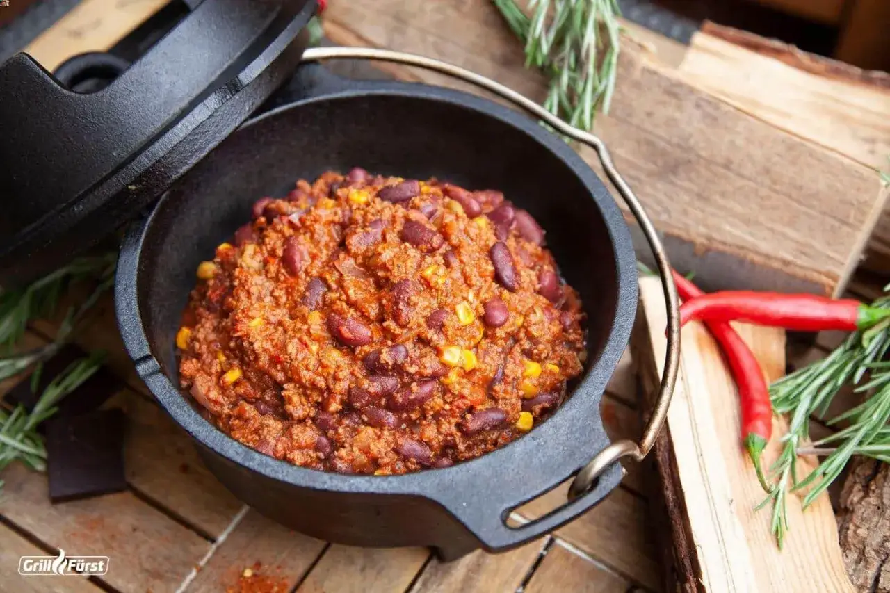 Herzhaftes Chili con Carne Rezept in einem Gusseisentopf, mit roten Bohnen, Mais und Hackfleisch. Perfekt f&uuml;r kalte Tage!