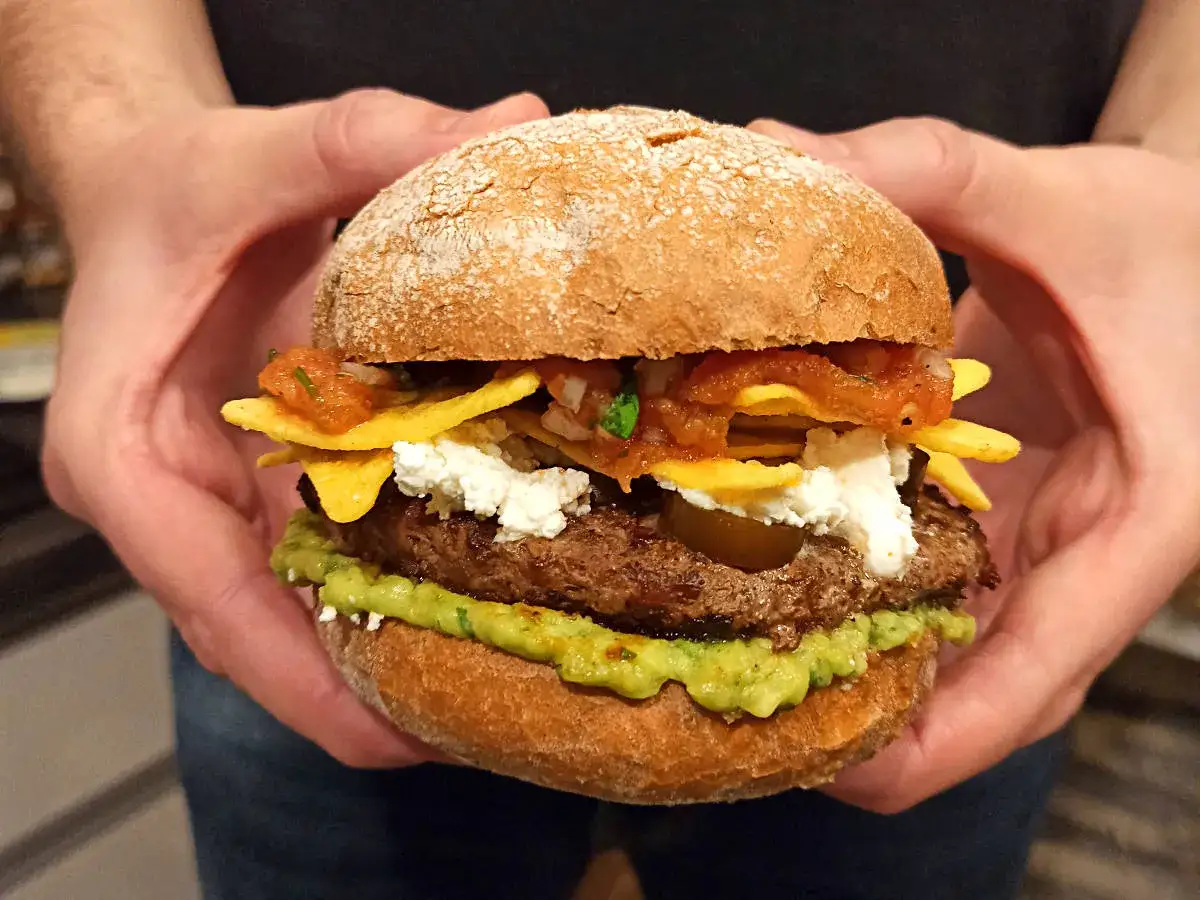 burger z guacamole i frytkami