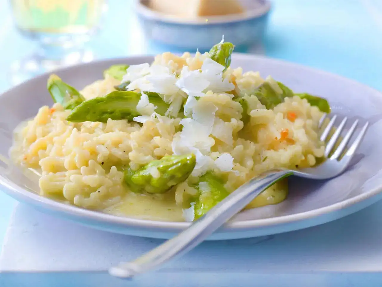Cremiges Risotto mit frischem Spargel und Parmesan, ein Genuss f&uuml;r jeden Gaumen.