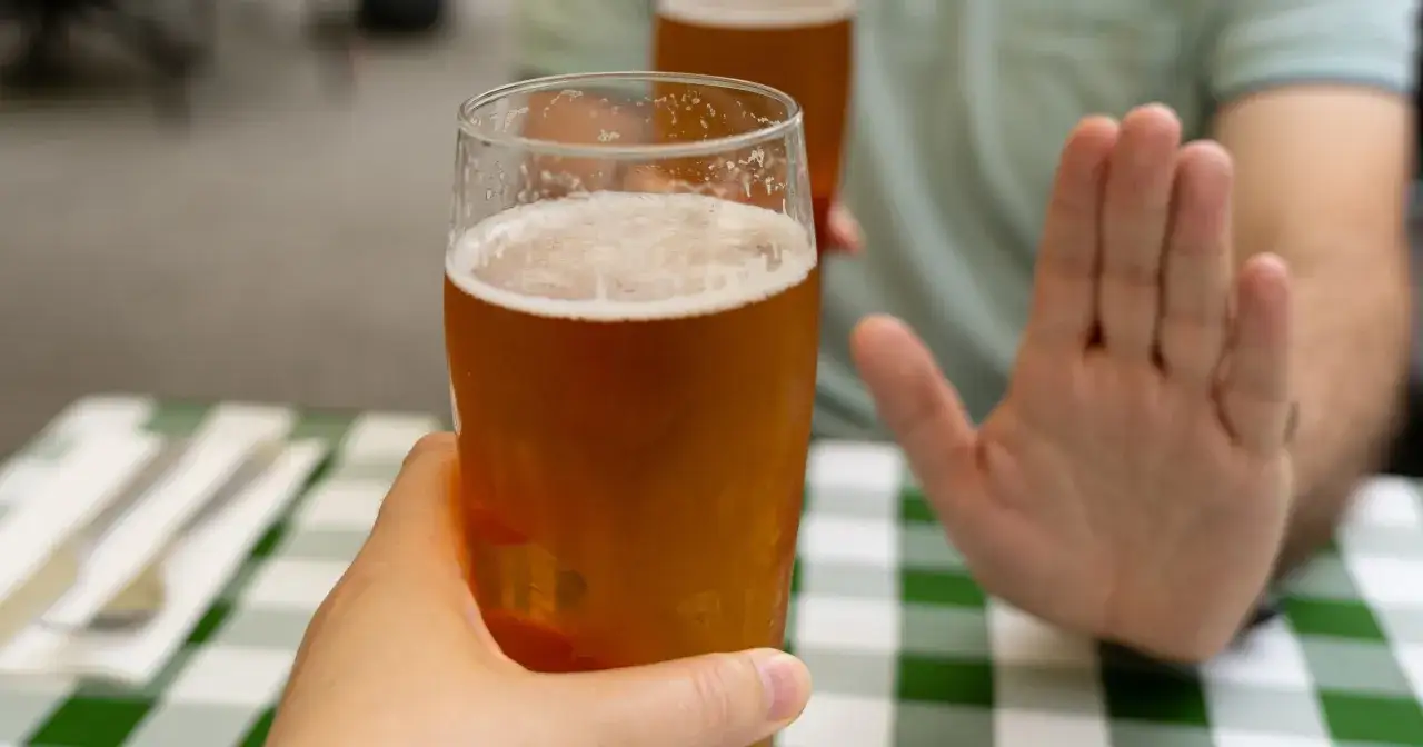 Chcesz wiedzieć, jak ograniczyć alkohol? Ta ręka mówi