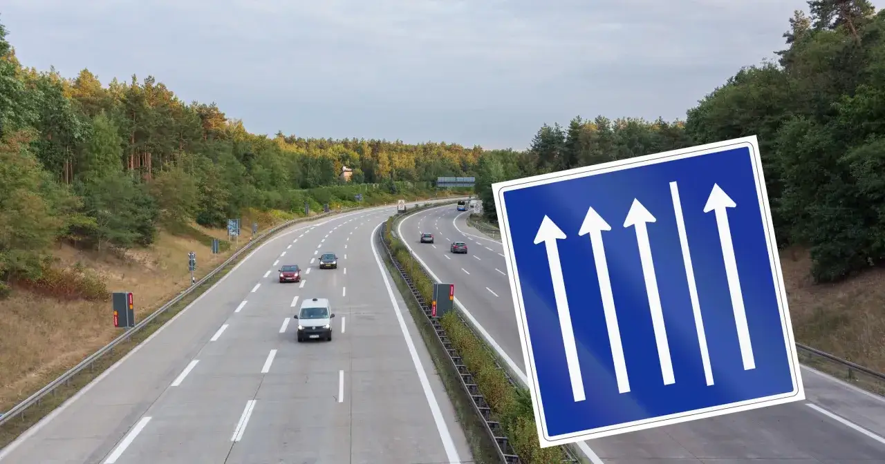 Autostrady w Niemczech z drogą i znakiem wskazującym cztery pasy ruchu.