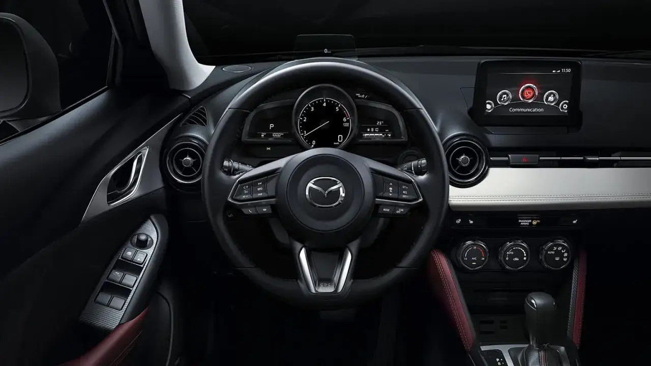 Wnętrze Mazdy CX-3 z ekranem multimediów i kierownicą. Sprawdź atrakcyjną mazda cx3 cena!