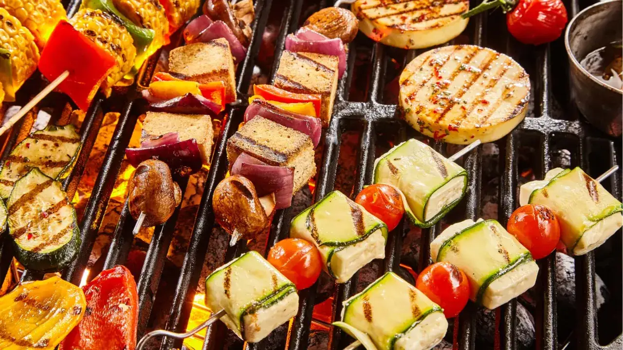 Leckere Spieße mit Tofu, Zucchini, Tomaten und Mais für ein perfektes vegetarisch grillen.