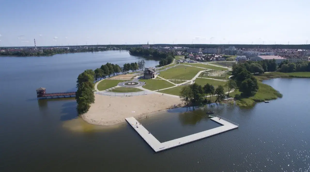 Ełk oferuje atrakcje dla dorosłych: plaża, molo, kąpielisko z pomostem i tereny zielone nad jeziorem.