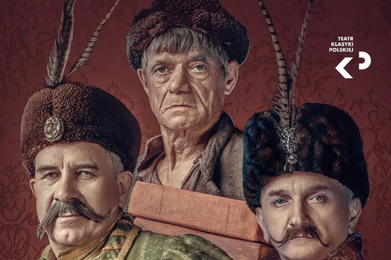 Trzech mężczyzn w strojach historycznych, z piórami w czapkach. W tle stos książek, nawiązanie do twórczości Aleksandra Fredry.