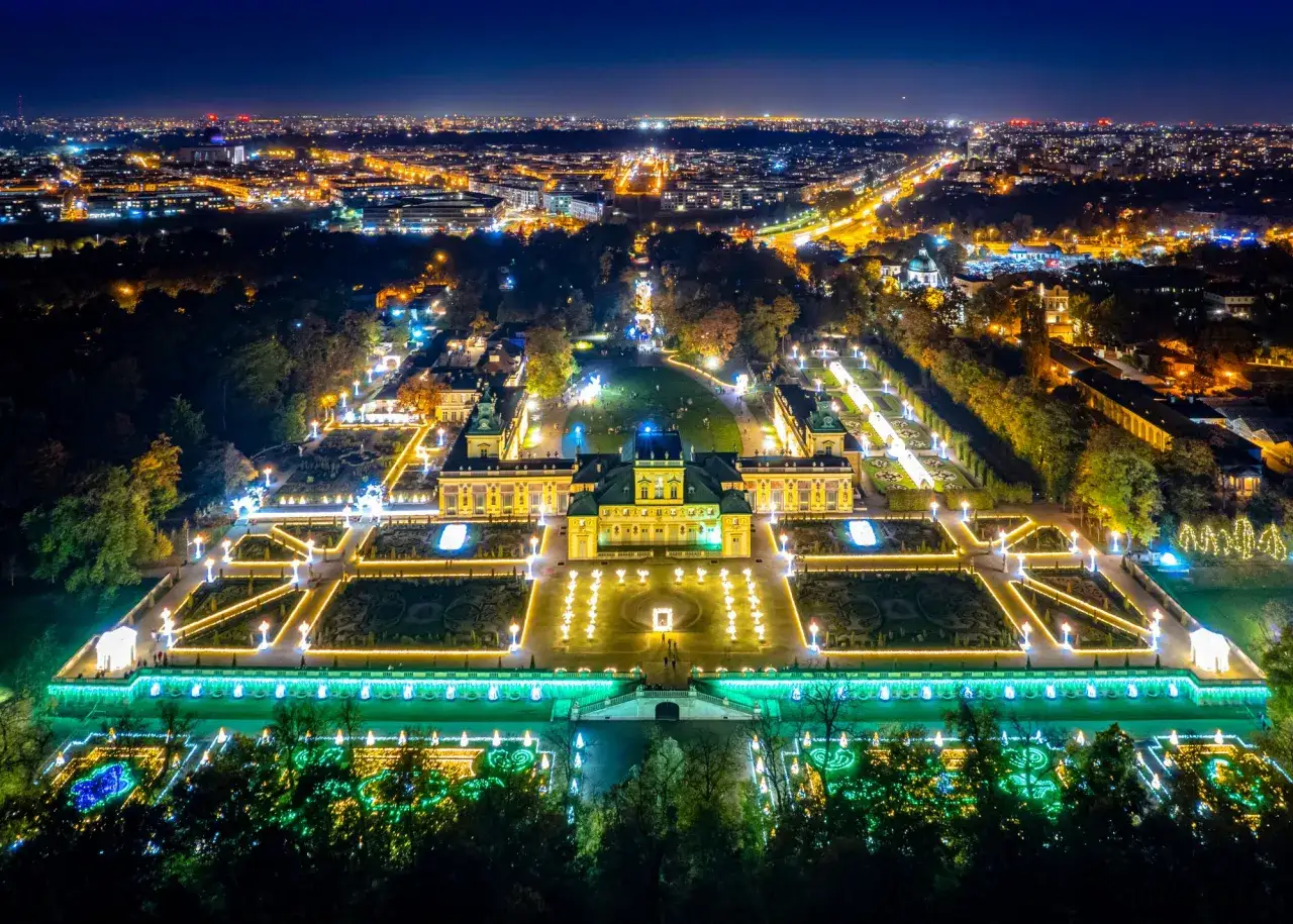 Nocny pokaz świateł w parku wilanowskim w Warszawie. Pałac otoczony iluminacjami tworzy magiczną atmosferę.