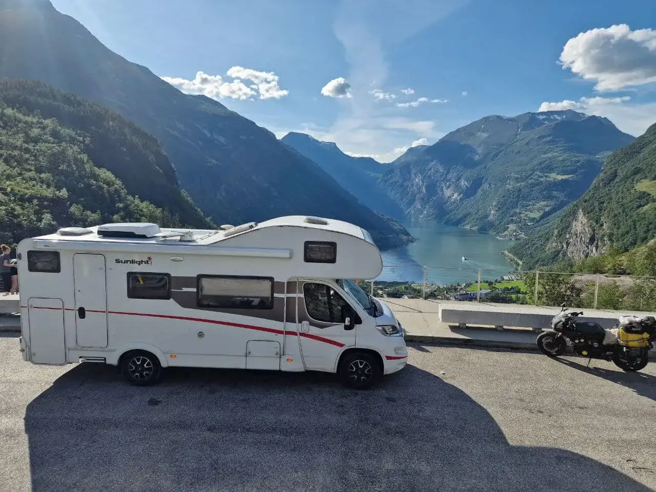 Kamper i Norwegii, z widokiem na fiord. Zastanawiasz się, ile pieniędzy na wyjazd do Norwegii? To widok, który wart jest każdej ceny!