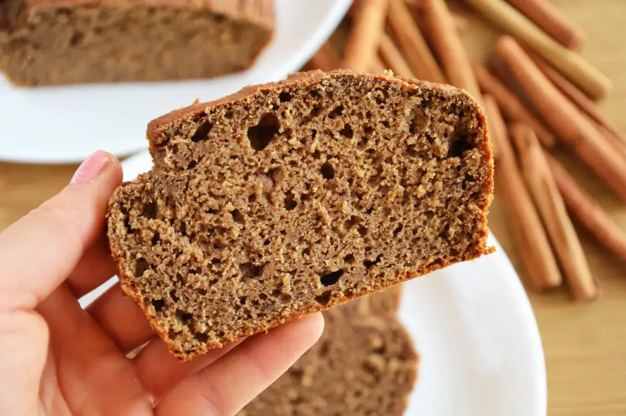 Wilgotny chlebek bananowy z cynamonem, idealny na śniadanie. Ten przepis na chlebek bananowy jest prosty i pyszny.