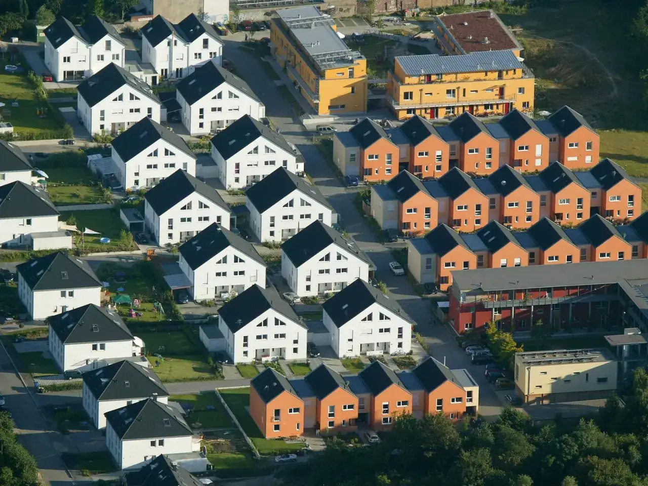 Reihenhäuser in einer Siedlung. Die Frage, wer zahlt Grundsteuer nach Trennung, ist hier nicht visuell beantwortbar.