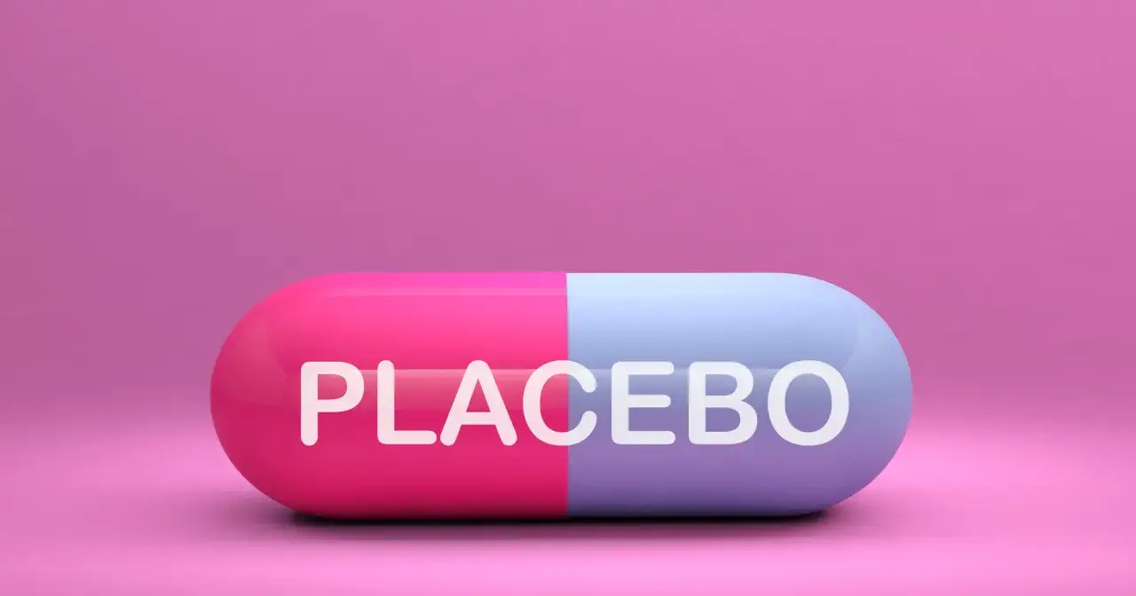 Dwukolorowa kapsułka z napisem PLACEBO. Zastanawiasz się, placebo co to? To substancja bez działania leczniczego, która może wywołać efekt terapeutyczny.