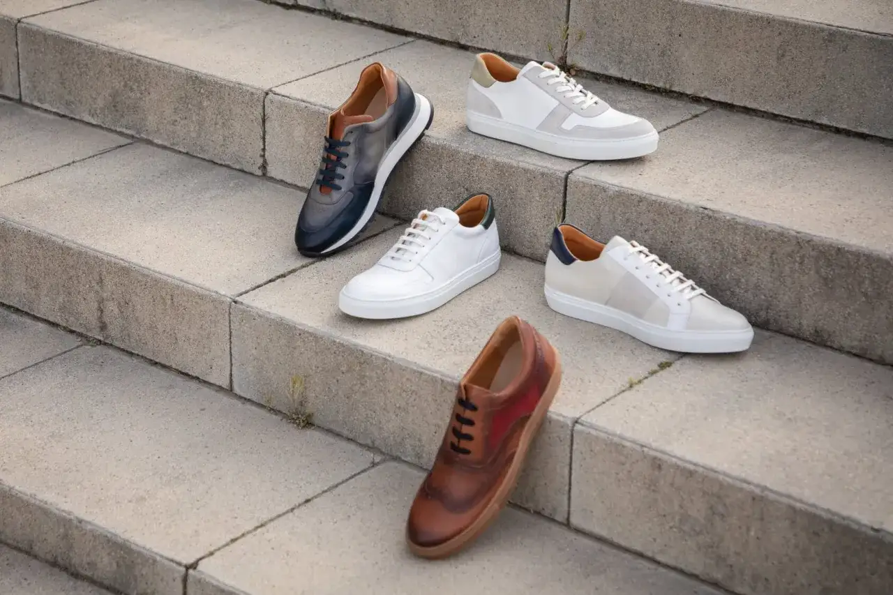 Cinco pares de zapatos elegantes, perfectos looks para ir a trabajar. Zapatillas de cuero en tonos neutros y un zapato de vestir marr&oacute;n.