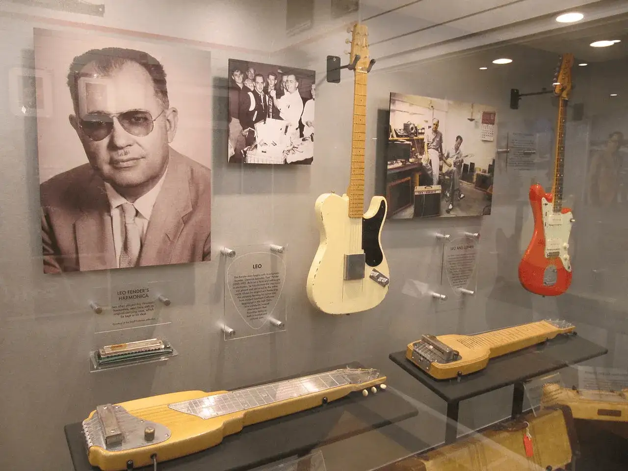 Wystawa poświęcona Leo Fenderowi: portret, gitary, harmonijka i lap steel.