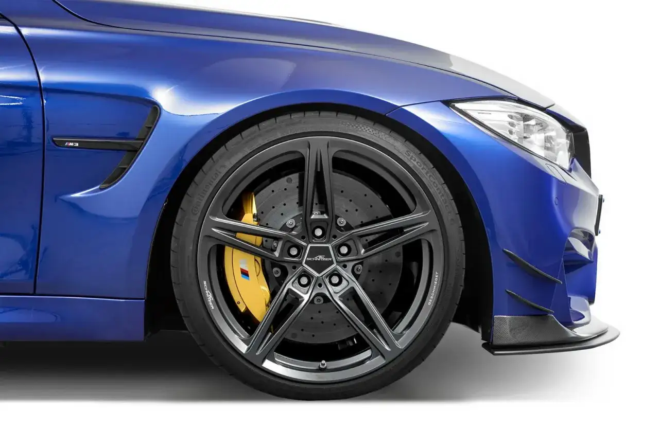Niebieskie BMW F80 M3 z żółtymi zaciskami hamulcowymi i felgami AC Schnitzer.