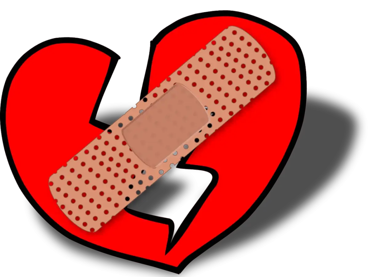 Coraz&oacute;n rojo roto con una tirita, s&iacute;mbolo de decepci&oacute;n tras decepci&oacute;n y la esperanza de sanar.