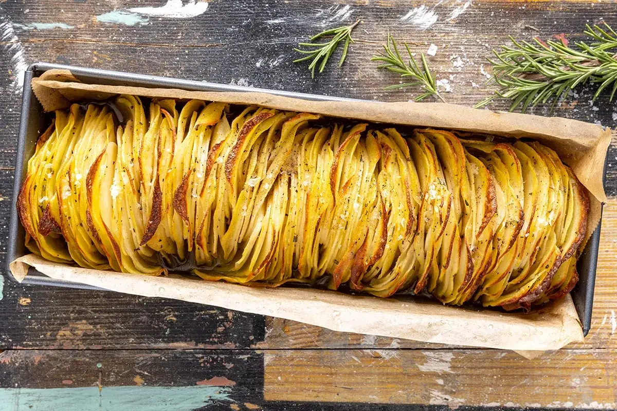 Patate a fisarmonica dorate e croccanti, pronte per essere gustate. Un'idea veloce tra le 10 ricette con le patate veloci.