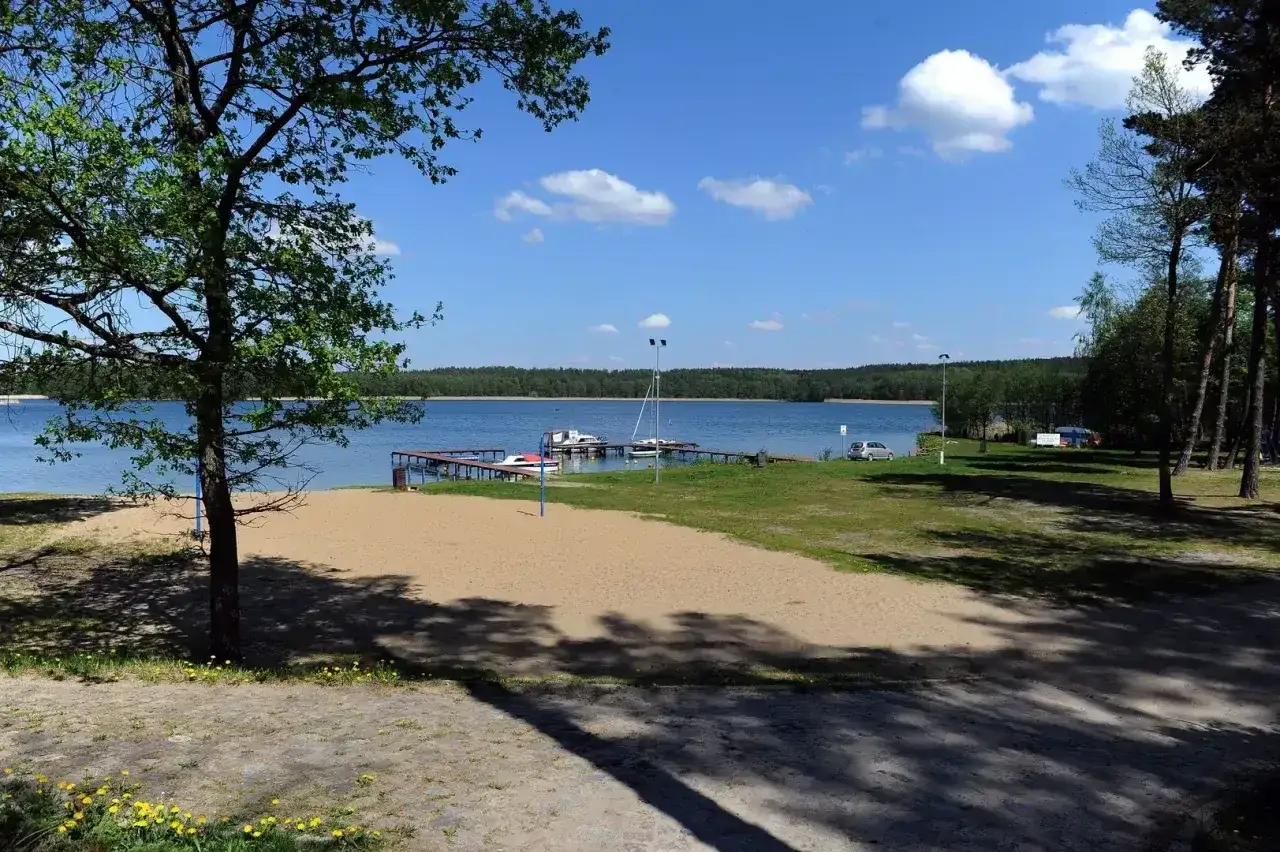 Piękna plaża i jezioro w Borneńskim Parku Rekreacji. Sprawdź cennik zwiedzania i atrakcji!