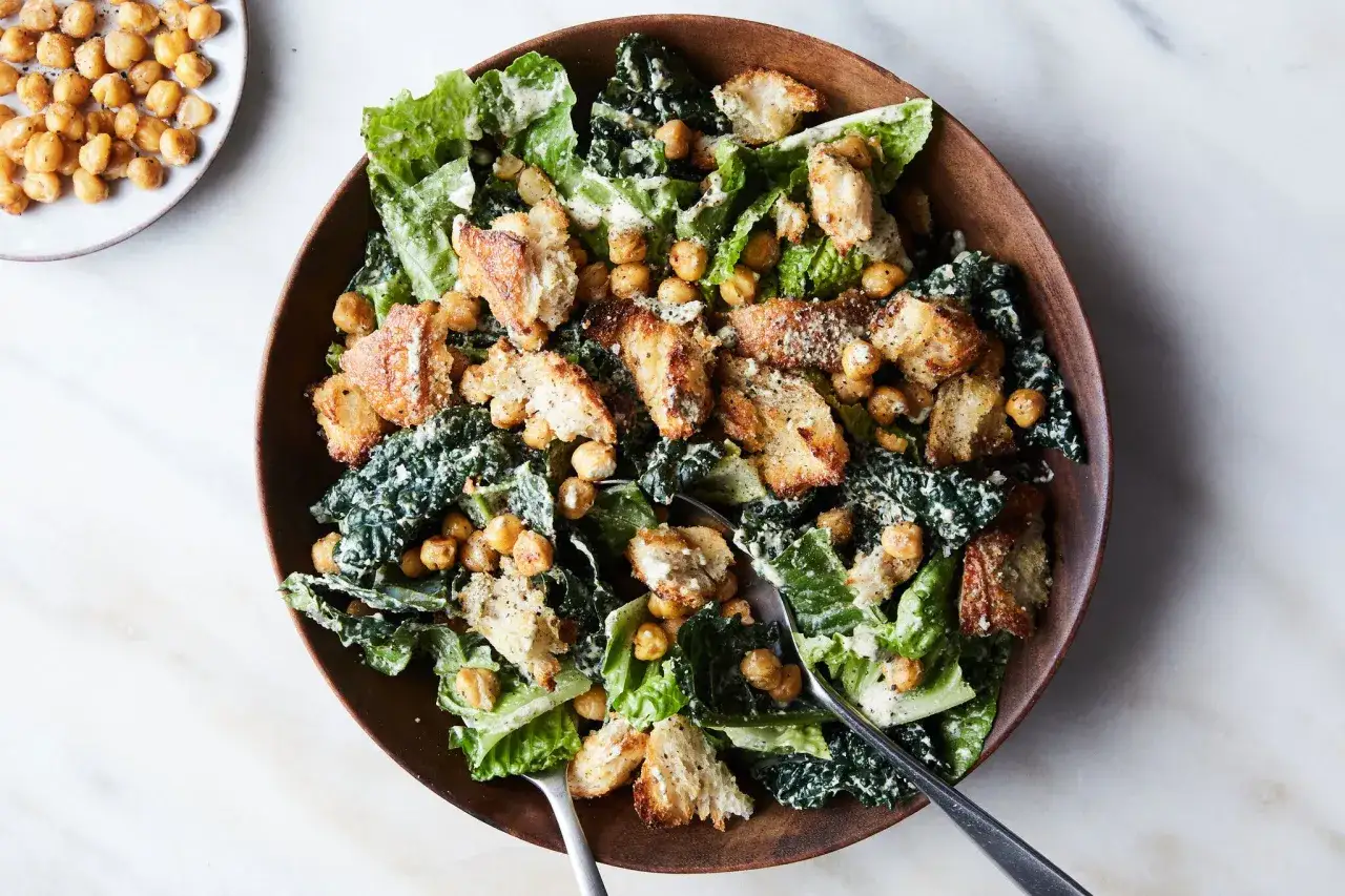 Herzhafter Salat mit Kichererbsen und Croutons &ndash; schnelles gesundes Essen, das satt macht und schmeckt.