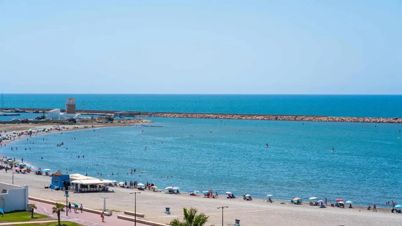 Vista de la playa de Almerimar con gente disfrutando del mar y el sol. Las opiniones sobre esta playa son muy positivas.